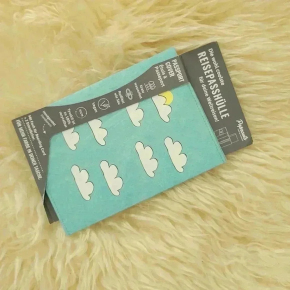 NWT Tyvek Water Resistant Passport Holder - Picture 1 of 2